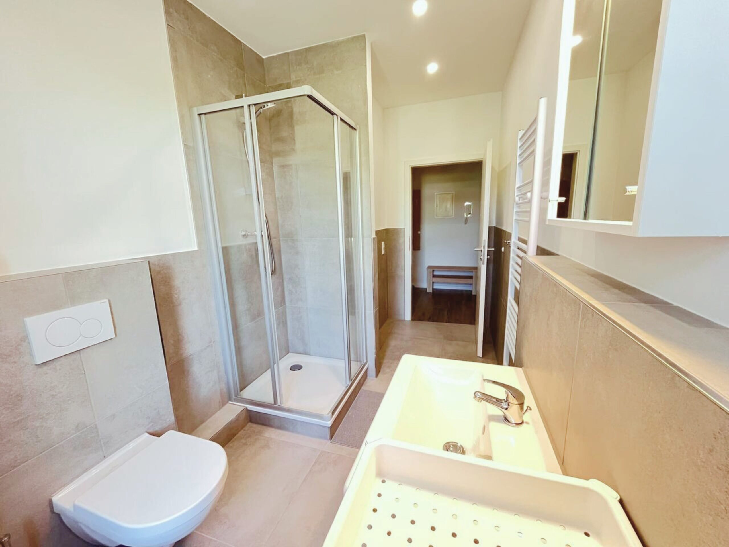 Monteur-Zimmer - Sachsen-Anhalt - https://monteurwohnungen.flex-living.de/wp-content/uploads/sites/7/2025/06/monteurzimmer-leipzig-bad-2-scaled.jpg - Monteurzimmer Leipzig | flex living GmbH