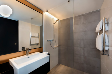 Monteur-Zimmer - Sachsen-Anhalt - https://media.tfehotels.com/media/filer_public/78/36/78361007-e63d-440d-a205-a35b2793ef8e/adina-apartment-hotel-leipzig-one-bedroom-bathroom-2017-450x300.jpg - Adina Apartment Hotel Leipzig