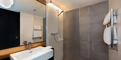 Monteur-Zimmer - Sachsen-Anhalt - https://media.tfehotels.com/media/filer_public/78/36/78361007-e63d-440d-a205-a35b2793ef8e/adina-apartment-hotel-leipzig-one-bedroom-bathroom-2017-450x300.jpg - Adina Apartment Hotel Leipzig