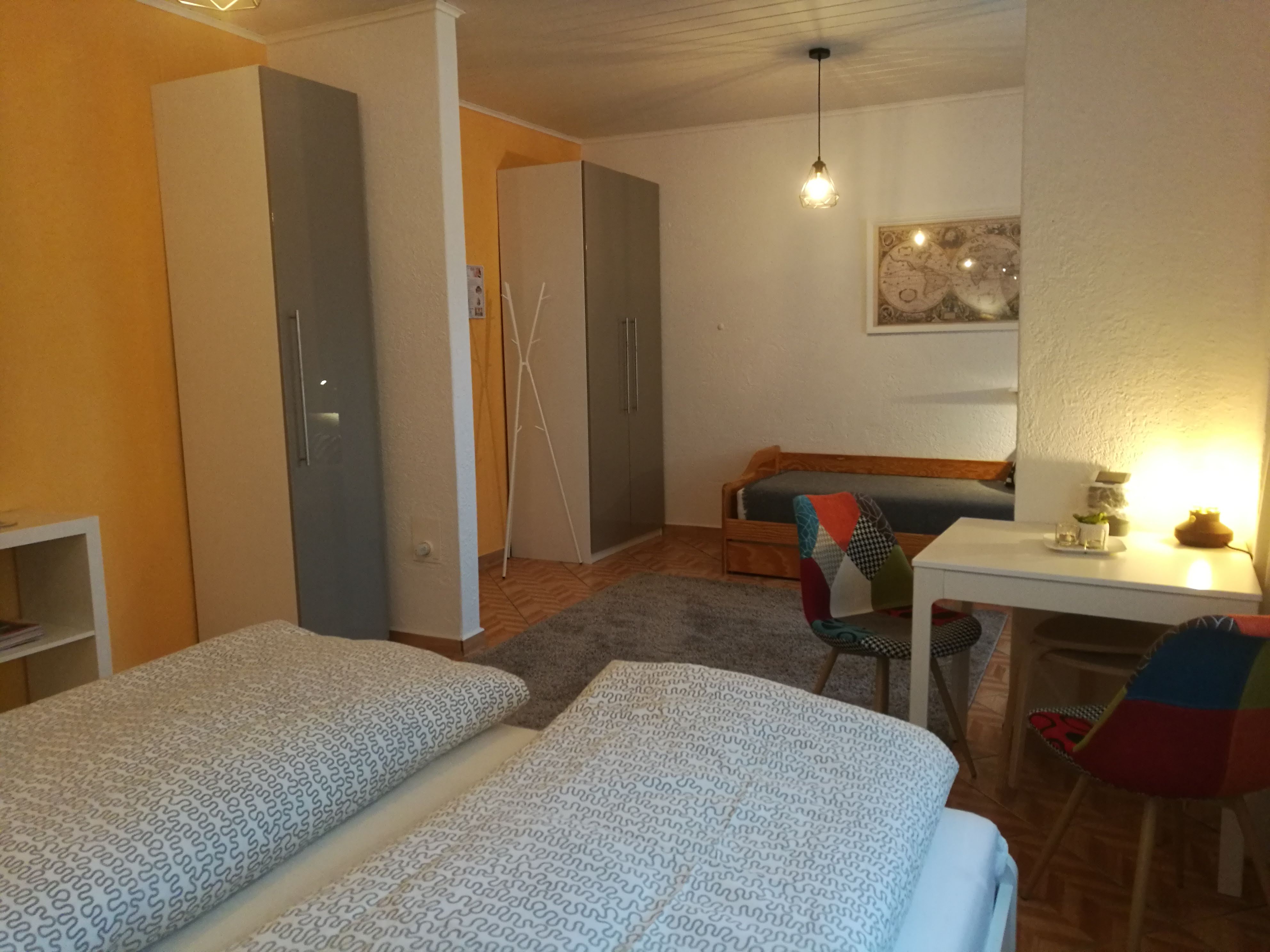 Monteur-Zimmer - Zahlungsarten: Bar vor Ort - Deutschland - DreibettZimmer EG - 4-Zimmer Haus in Leipzig in der Nähe Porsche BMW Werk Leipzig