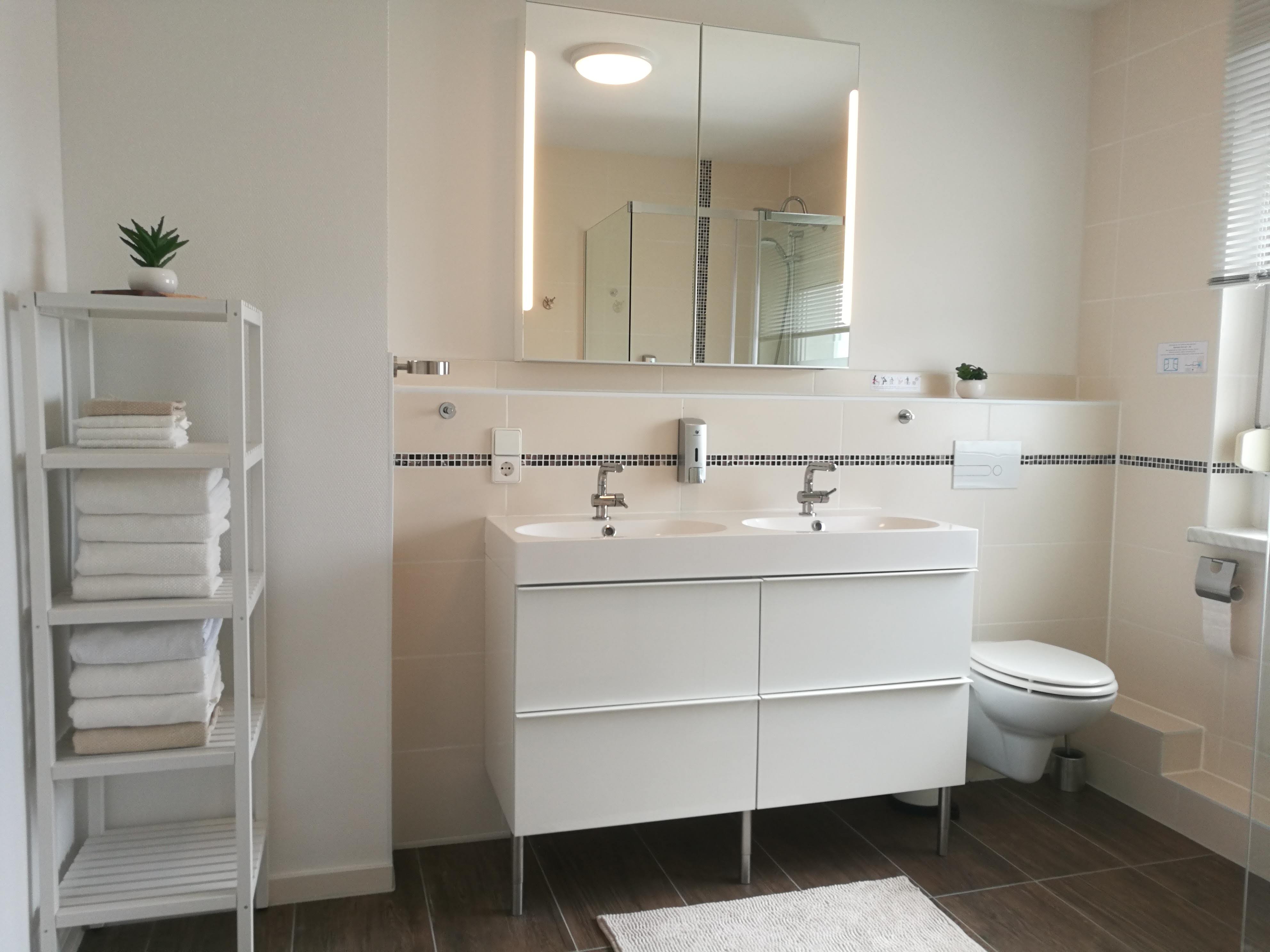 MonteurZimmer: Bad mit Duche - 4-Zimmer Haus in Leipzig in der Nähe Porsche BMW Werk Leipzig