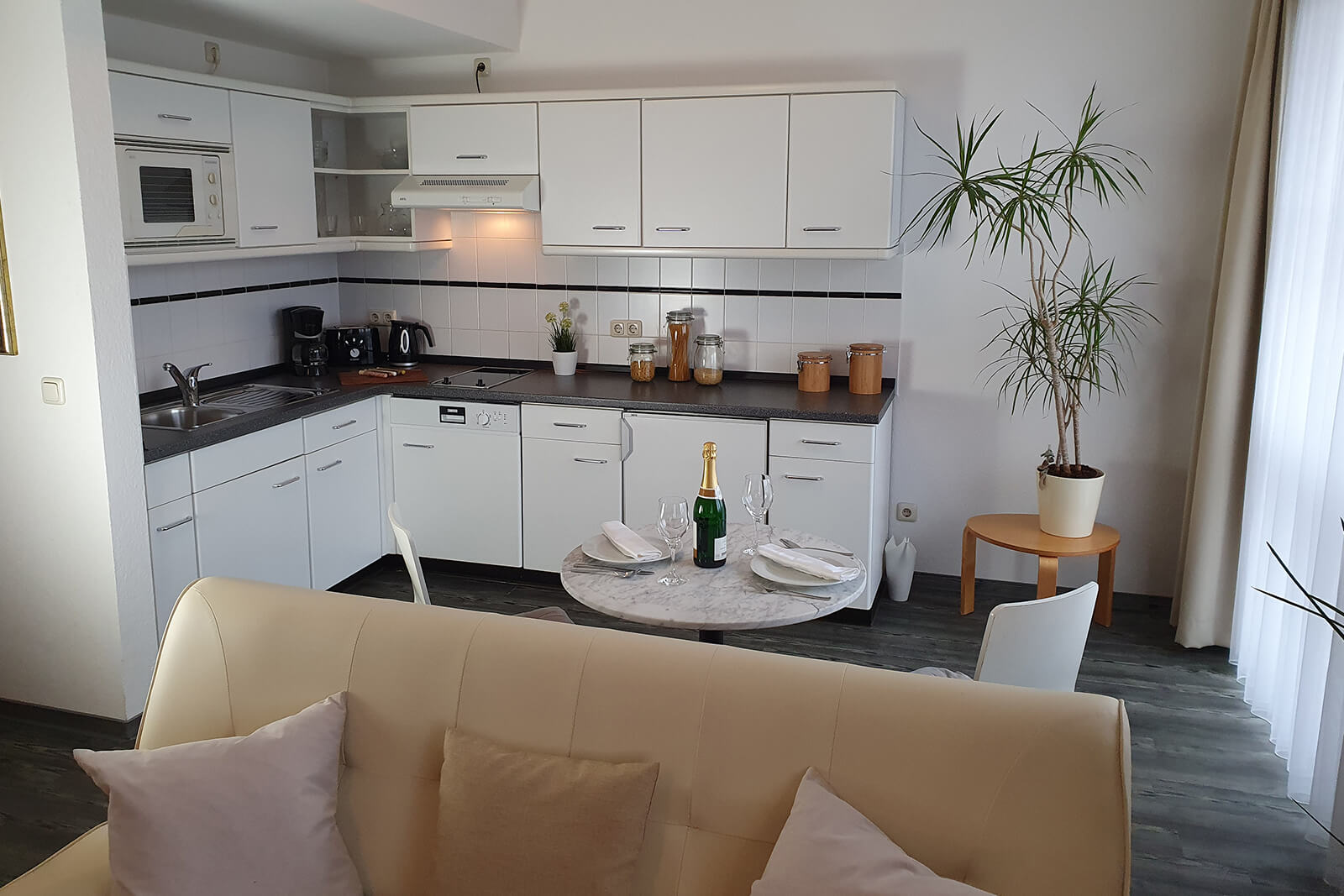 Monteur-Zimmer - Sachsen-Anhalt - https://www.apartment-leipzig.de/fileadmin/content/apartments/haus-feuerbach/typ-ia/0006_feuerbach-typ-Ia.jpg - Apartmenthaus Feuerbach