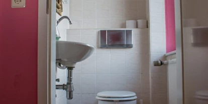 Monteur-Zimmer - Sachsen-Anhalt - https://hostel-blauer-stern.de/wp-content/uploads/2023/08/rosa3-624x936.jpg - Hostel Blue Star