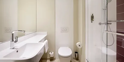 Monteur-Zimmer - Sachsen-Anhalt - https://www.premierinn.com/_next/image?url=https%3A%2F%2Fwww.premierinn.com%2Fcontent%2Fdam%2Fpi%2Fwebsites%2Fhotelimages%2Fgb%2Fen%2Fnon-hotel-specific%2Fgermany2%2Fgermany-bathroom-shower.jpg&w=1920&q=75 - Premier Inn Leipzig City Hahnekamm Hotel