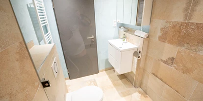Monteur-Zimmer - Aichach (Landkreis Aichach-Friedberg) - Badezimmer eines Einzelappartements - Wohnfakturei | serviced apartments in augsburg
