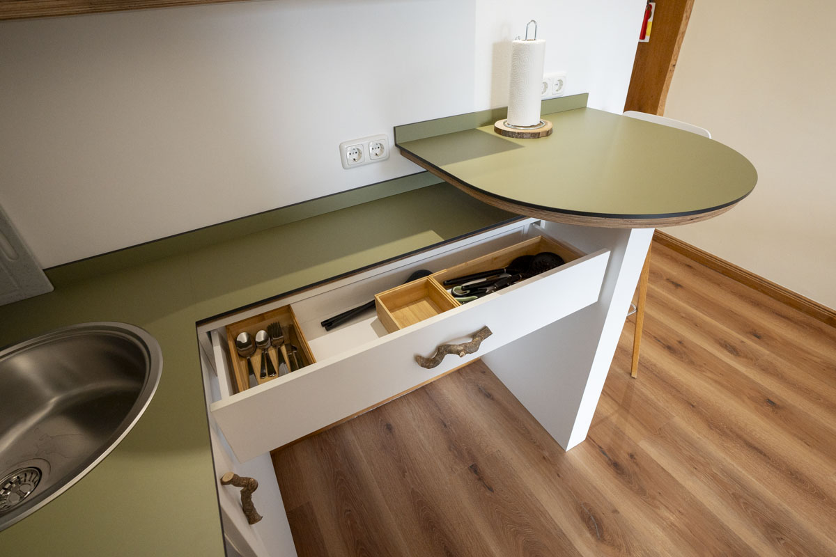 Monteur-Zimmer - Bayern - Ausstattung der Küchenzeile im Einzelappartement - Wohnfakturei | serviced apartments in augsburg