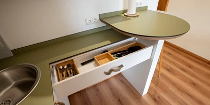Monteur-Zimmer - Aichach (Landkreis Aichach-Friedberg) - Ausstattung der Küchenzeile im Einzelappartement - Wohnfakturei | serviced apartments in augsburg