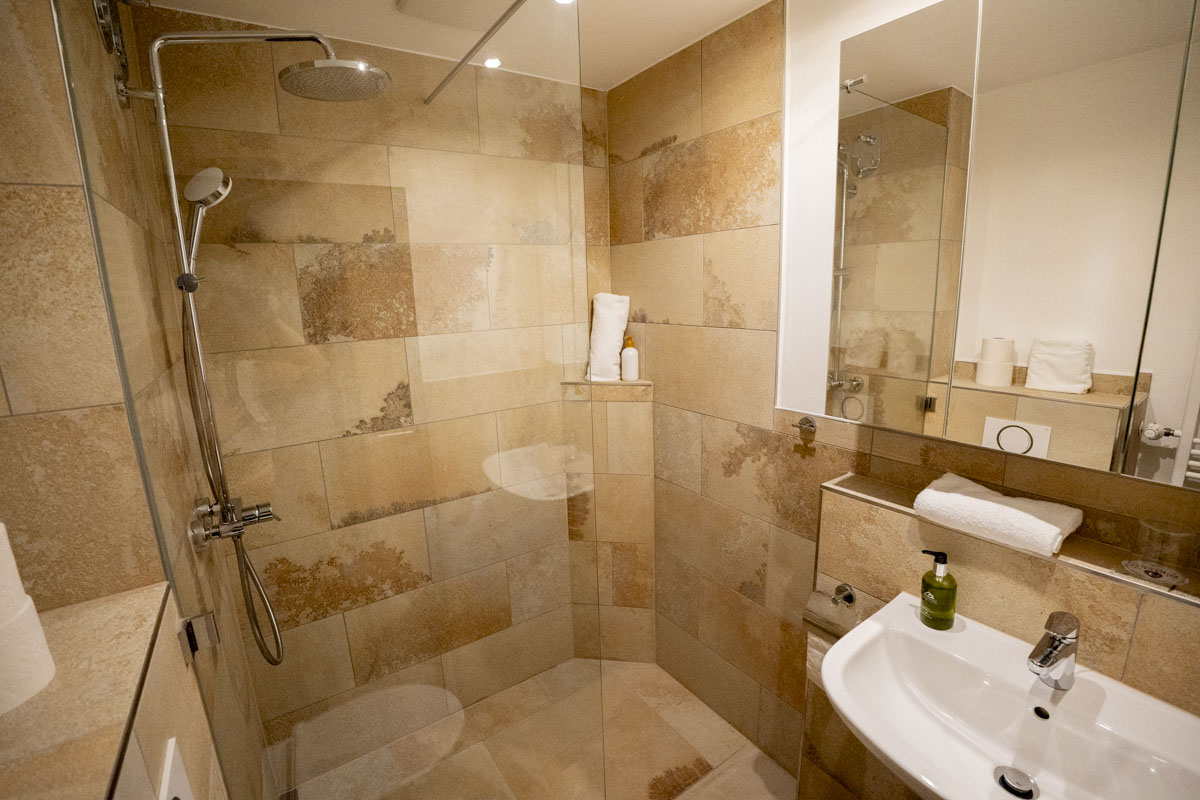 MonteurZimmer: Bad im Einzelappartement mit Küche  - Wohnfakturei | serviced apartments in augsburg