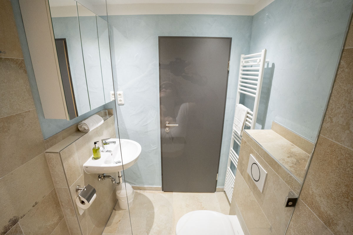 MonteurZimmer: Bad im Einzelappartement mit Küche  - Wohnfakturei | serviced apartments in augsburg