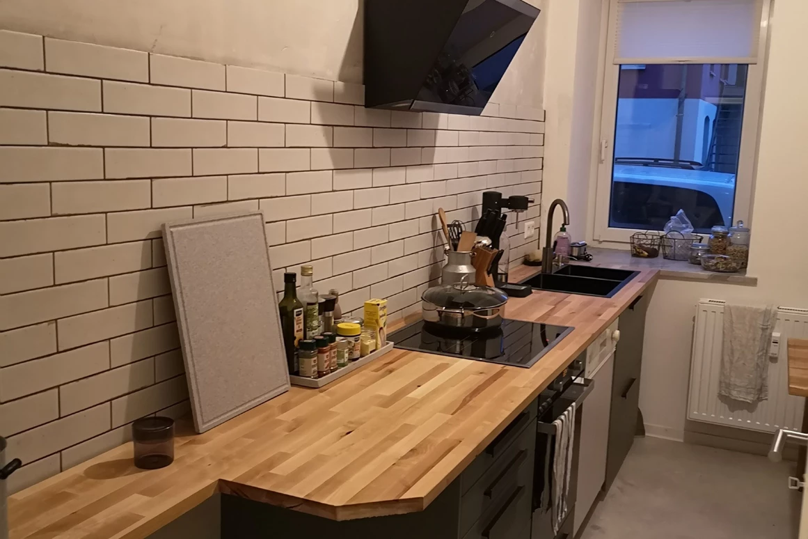 MonteurZimmer: Gemütliche - möbilierte 2 Zimmer-Wohnung mit urbaner Küche