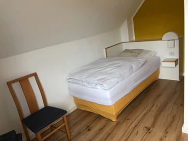 MonteurZimmer: https://images.monteurzimmer.de/08c97301a1/xl/69e17cf5-e18e-4e58-b29e-9e9541095732.jpg - Großes Haus mit eigenem Parkplatz für 7 Personen