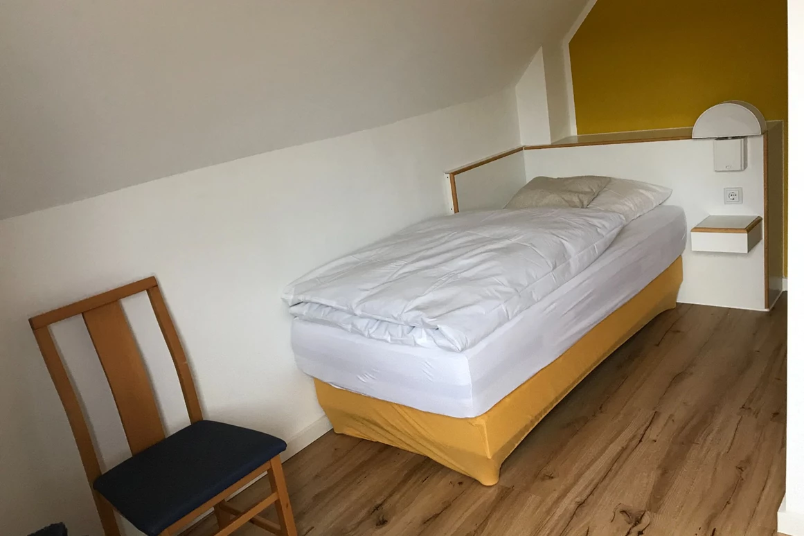 MonteurZimmer: https://images.monteurzimmer.de/08c97301a1/xl/69e17cf5-e18e-4e58-b29e-9e9541095732.jpg - Großes Haus mit eigenem Parkplatz für 7 Personen
