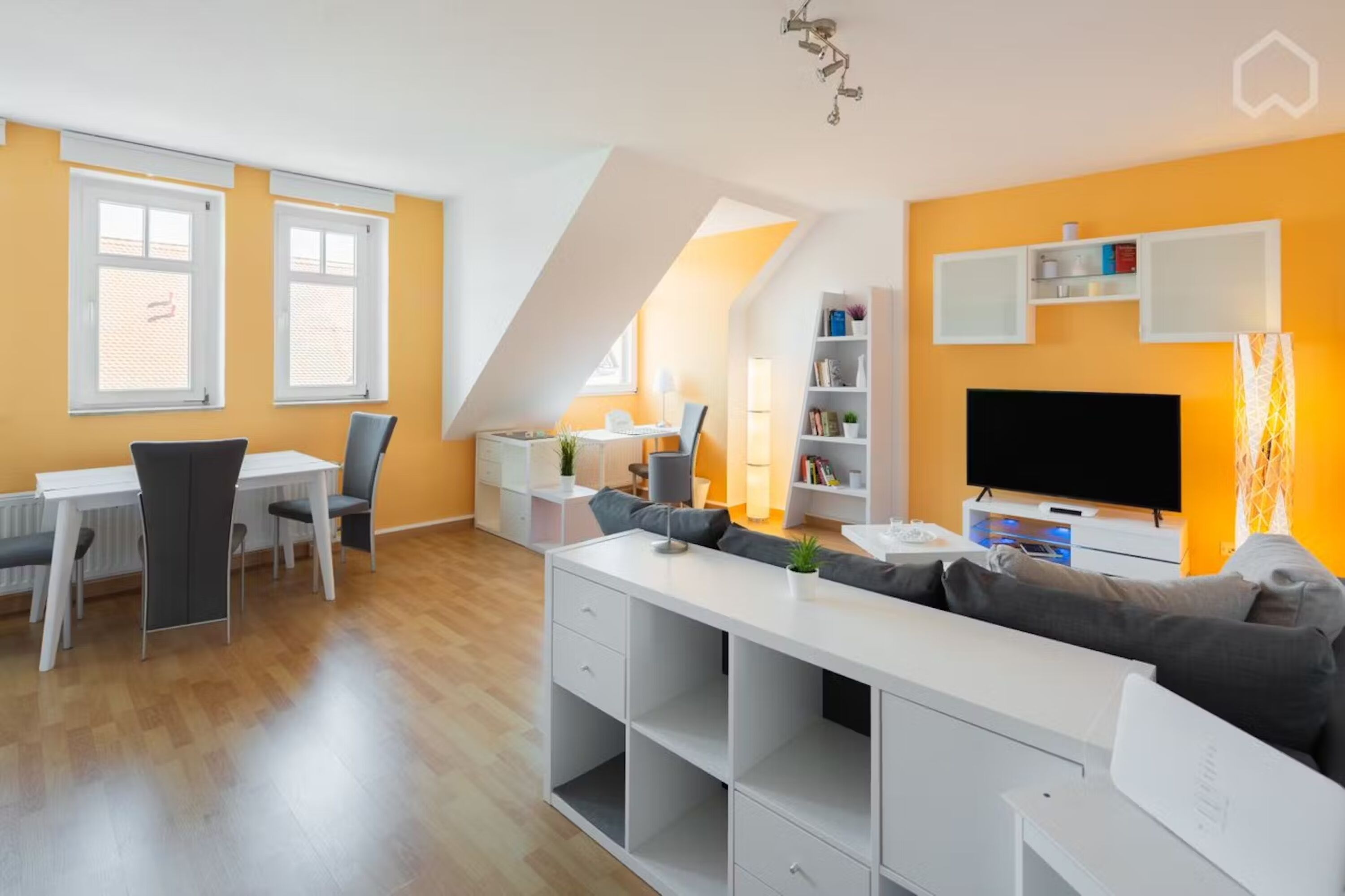 Monteur-Zimmer - https://images.monteurzimmer.de/560523b02b/xl/0fd7bf77-b046-4669-b0cc-8b75b9615848.jpg - Zentrumsnahes, helles Apartment