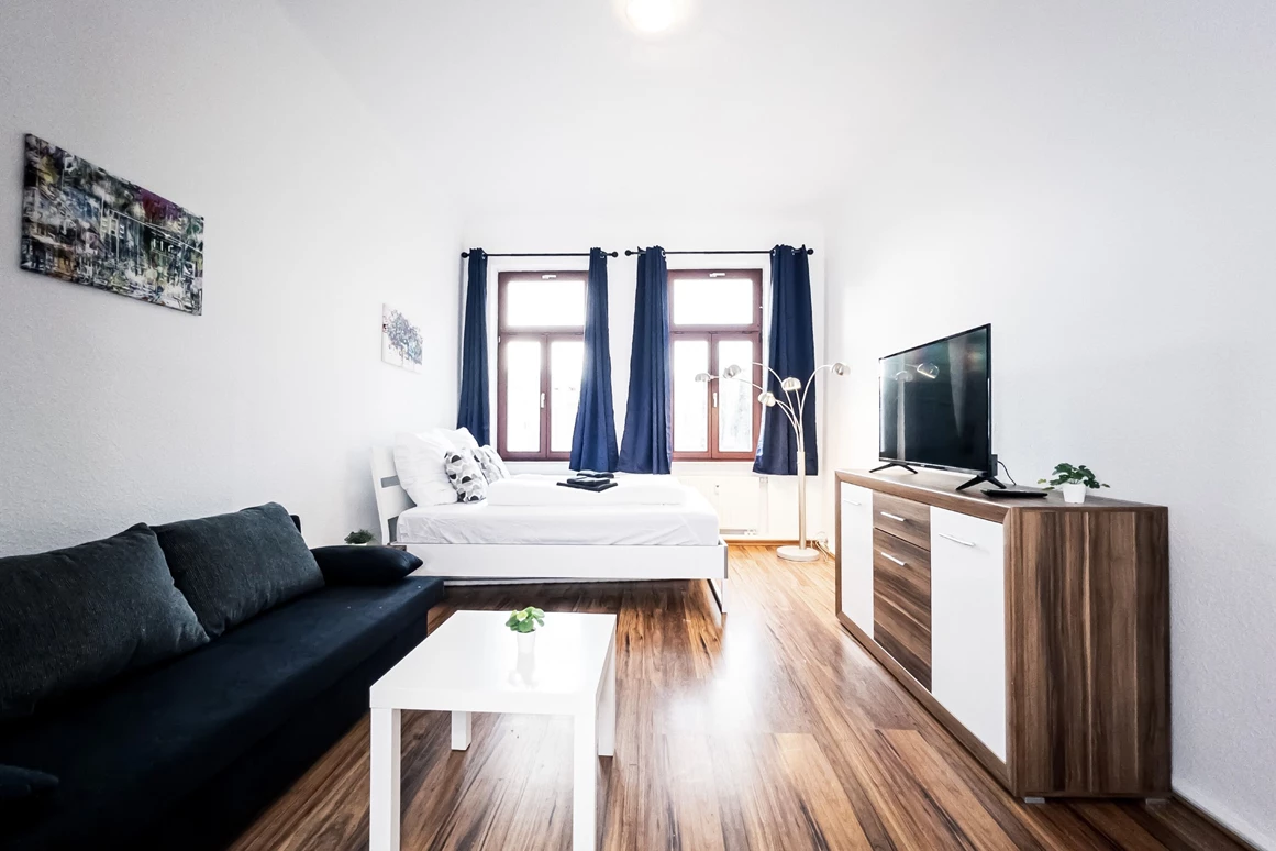 MonteurZimmer: Zentrale 3 Zimmer Wohnung mit Balkon + 24/7 Service