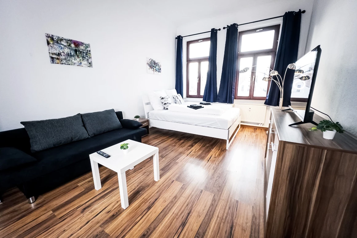 MonteurZimmer: Zentrale 3 Zimmer Wohnung mit Balkon + 24/7 Service