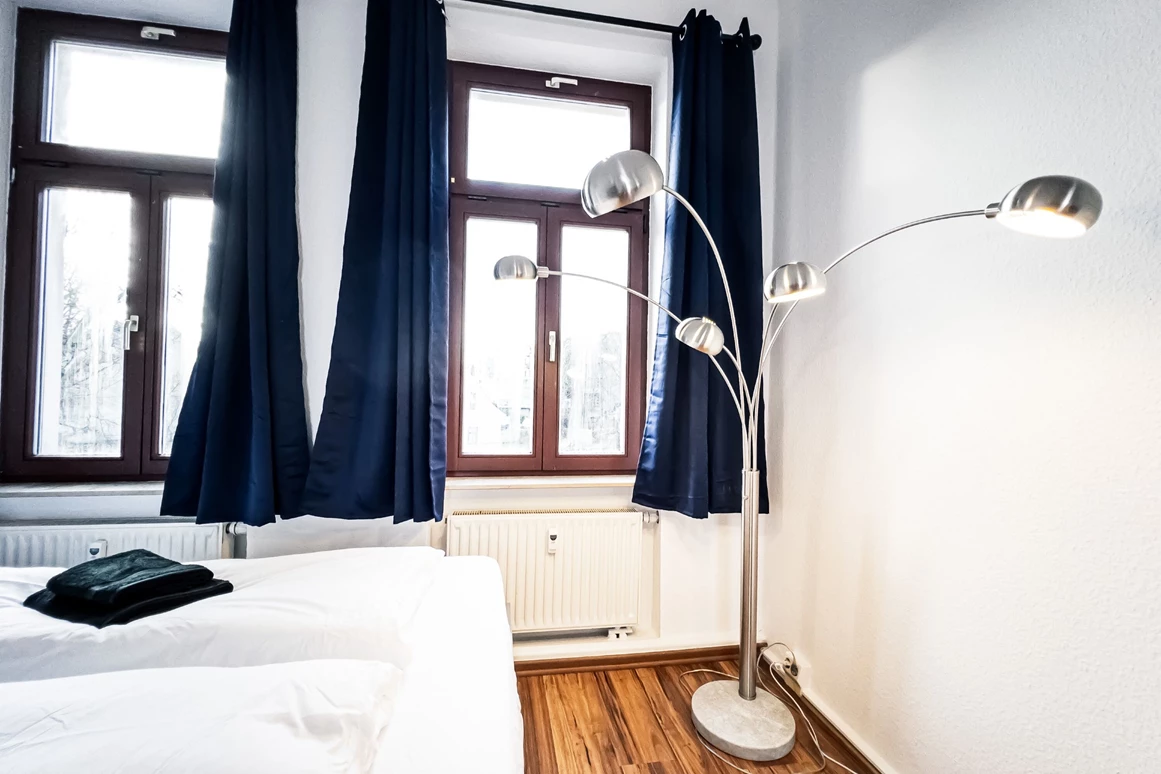 MonteurZimmer: Zentrale 3 Zimmer Wohnung mit Balkon + 24/7 Service