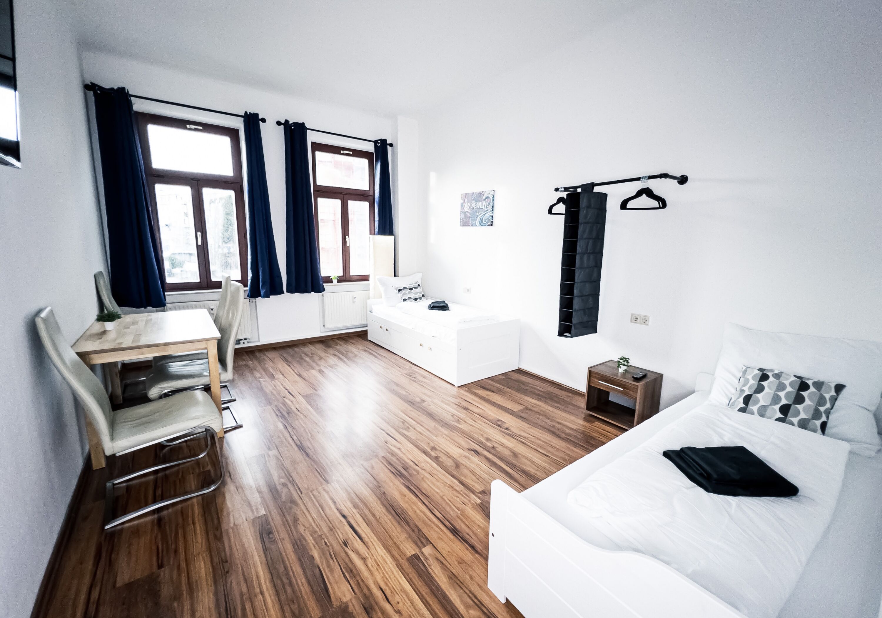 Monteur-Zimmer - https://images.monteurzimmer.de/5de2aa0393/xl/d9055095-6170-4954-a099-a1f12e5aecfe.jpg - Zentrale 3 Zimmer Wohnung mit Balkon + 24/7 Service