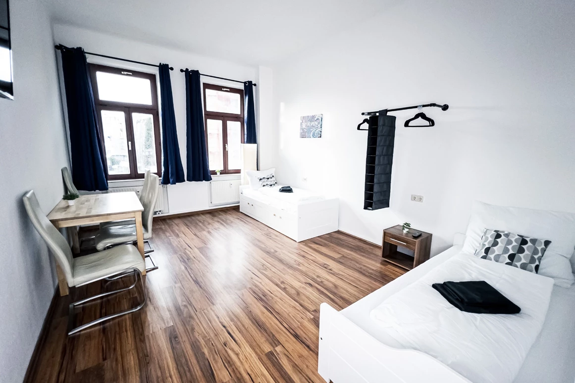 MonteurZimmer: https://images.monteurzimmer.de/5de2aa0393/xl/d9055095-6170-4954-a099-a1f12e5aecfe.jpg - Zentrale 3 Zimmer Wohnung mit Balkon + 24/7 Service