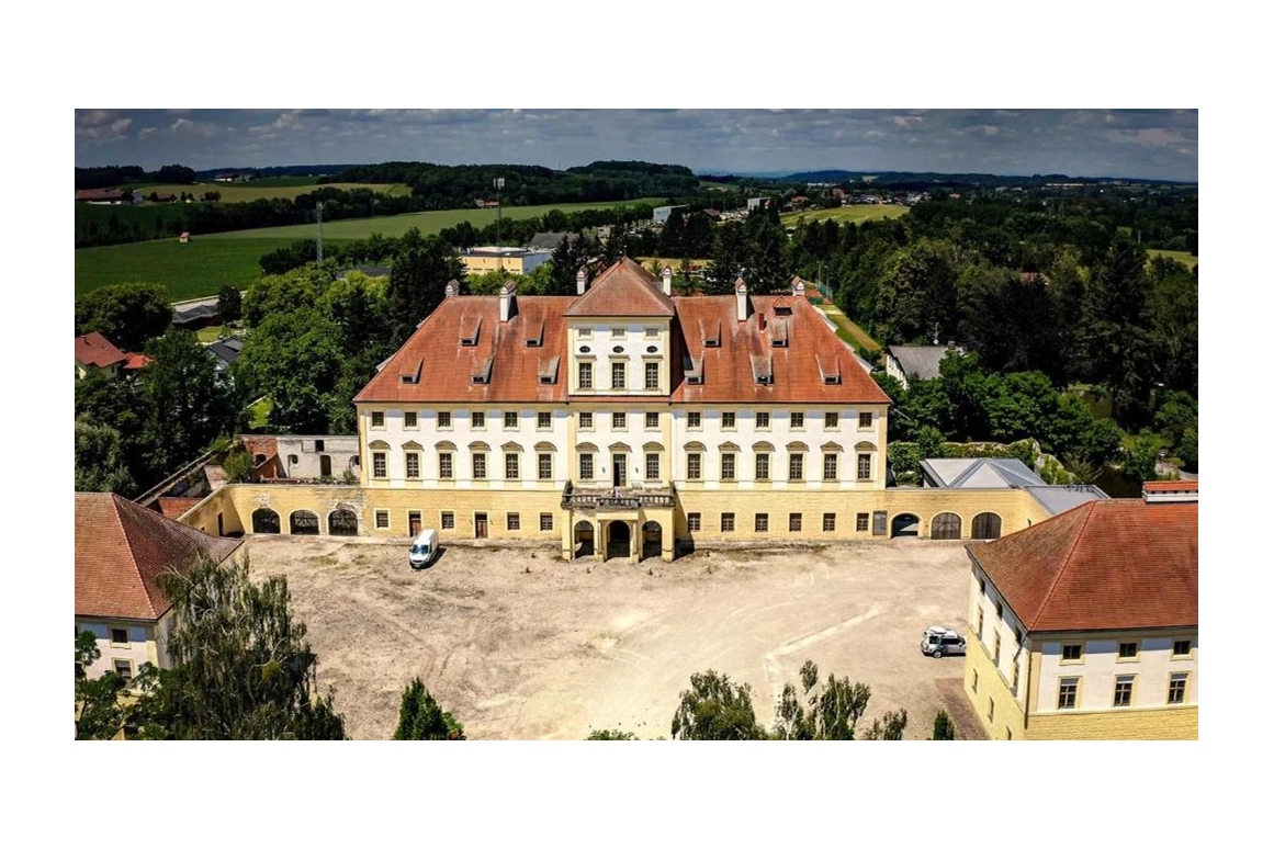 MonteurZimmer: Innviertler Versailles