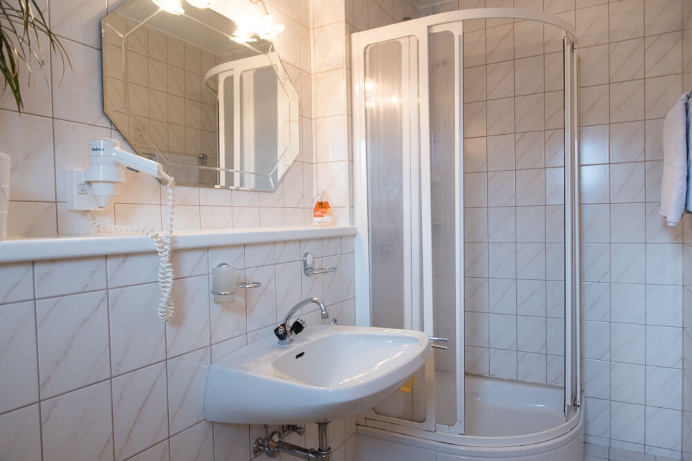 Monteur-Zimmer - Parkplatz: eigener Parkplatz für PKW vorhanden - Steyr - Pension Abpurg