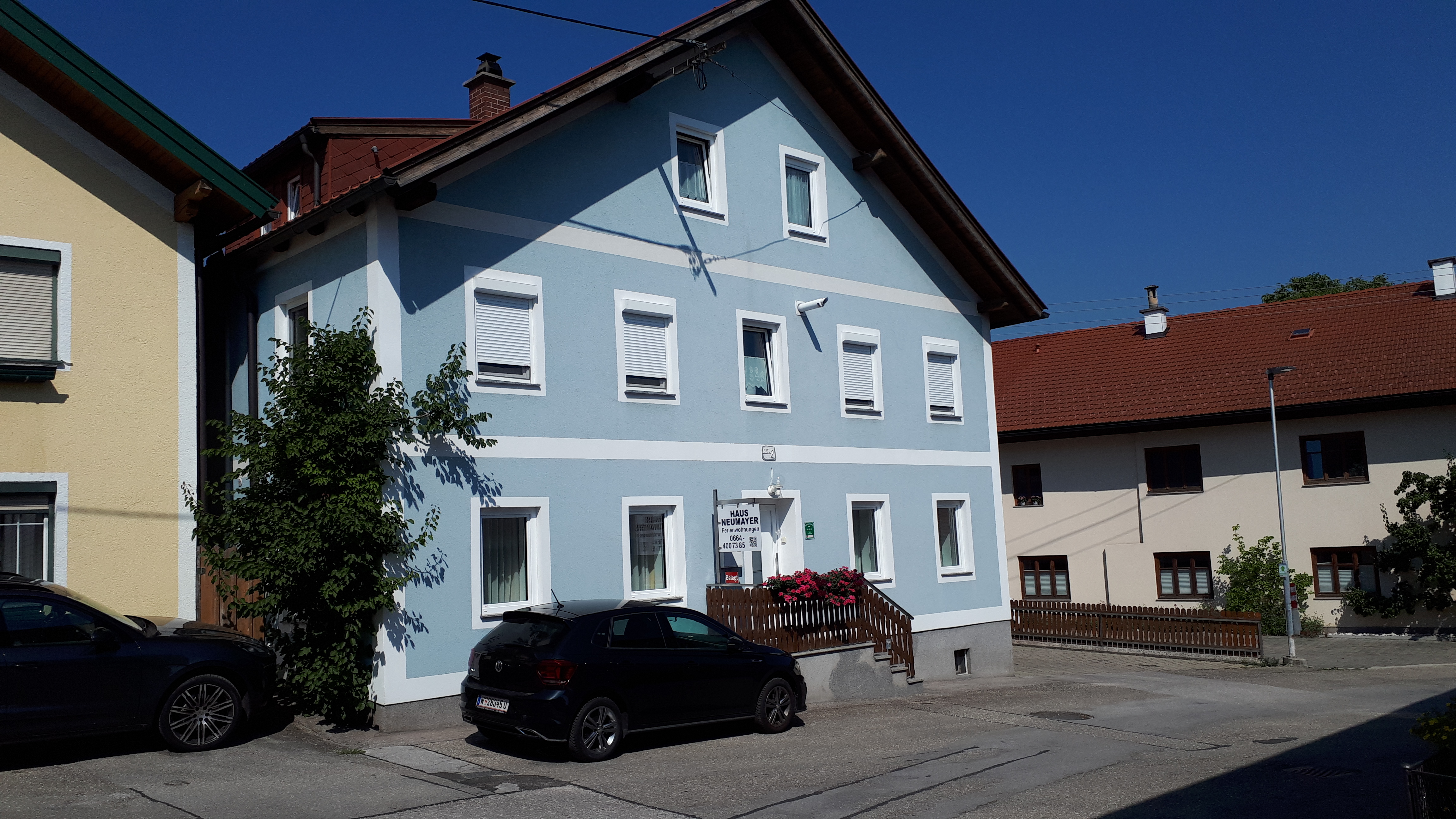 Monteur-Zimmer - Fernseher - Ried im Innkreis - Vorderansicht - Haus Neumayer Ferienwohnungen