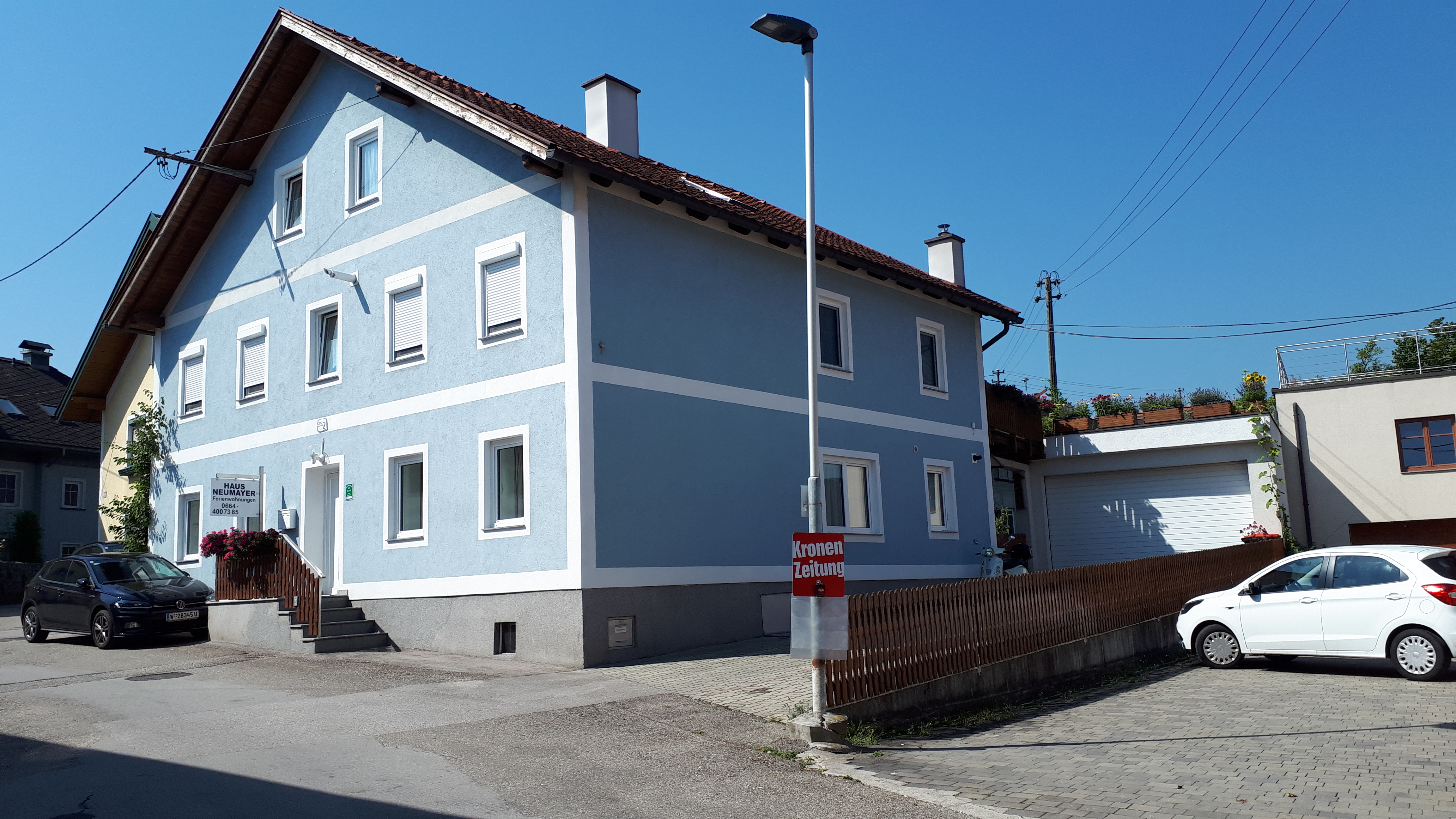 Monteur-Zimmer - Fernseher - Ried im Innkreis - Vorderansicht - Haus Neumayer Ferienwohnungen