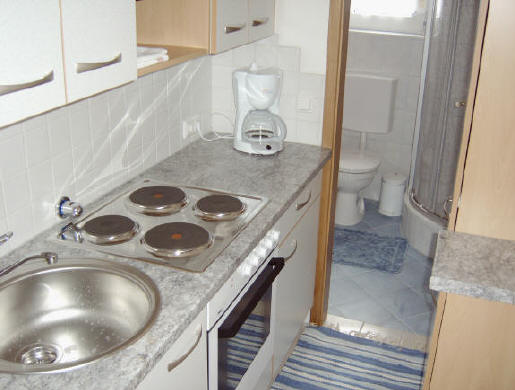 MonteurZimmer: Küche Bad - Haus Neumayer Ferienwohnungen