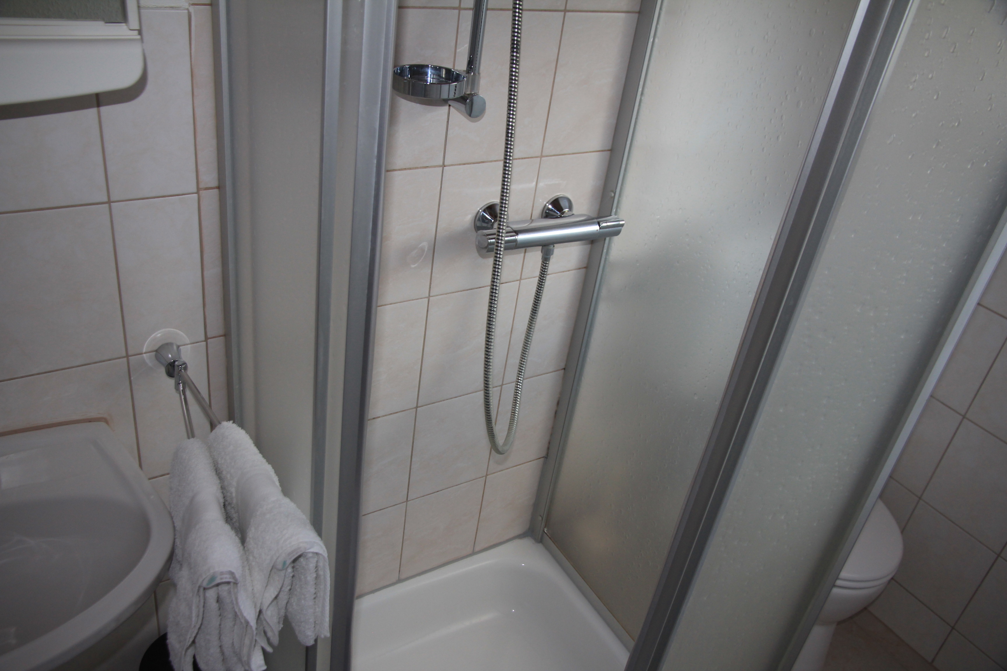 MonteurZimmer: Bad  - Haus Neumayer Ferienwohnungen