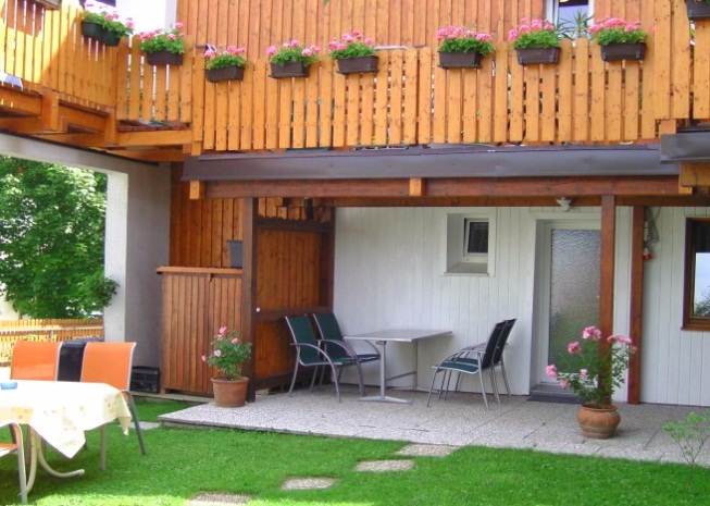 MonteurZimmer: Garten mit überdachten Raucherplatz - Haus Neumayer Ferienwohnungen