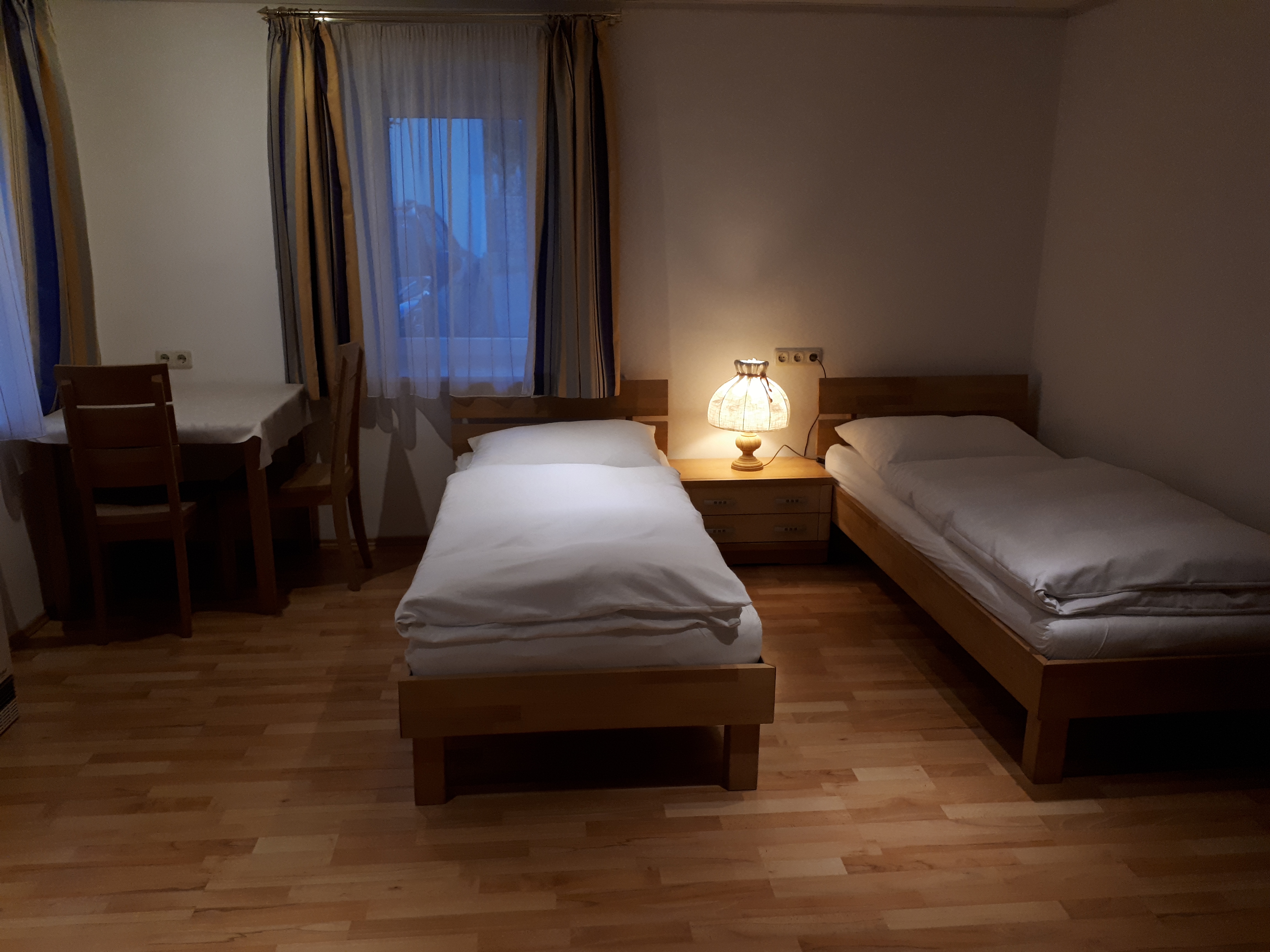 MonteurZimmer: Doppelzimmer mit Kochgelegenheit - Haus Neumayer Ferienwohnungen