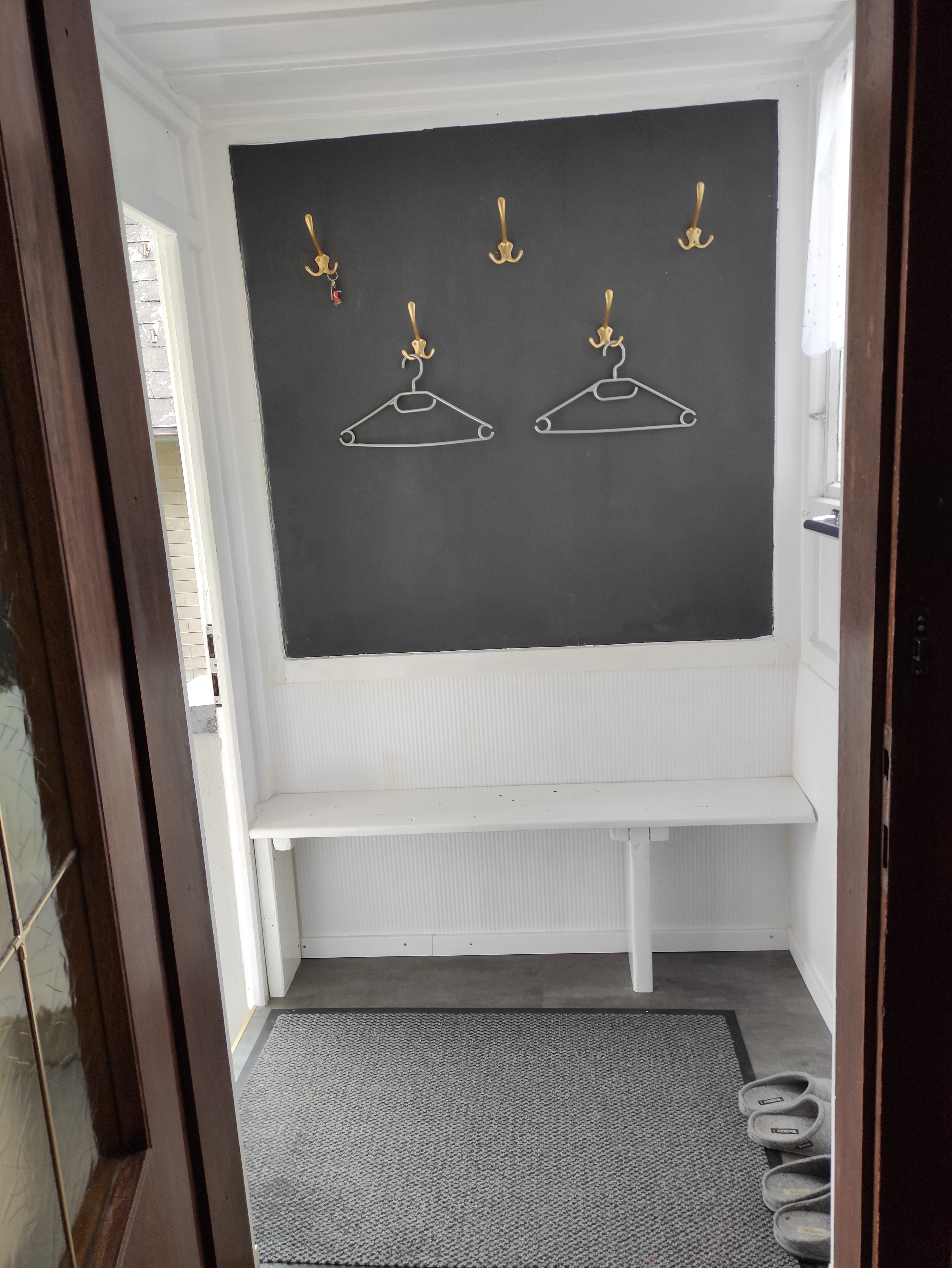 Monteur-Zimmer - Zimmerarten: Einzelzimmer - Österreich - Garderobe - Apartment ANNA mit Ladestation für E-Autos