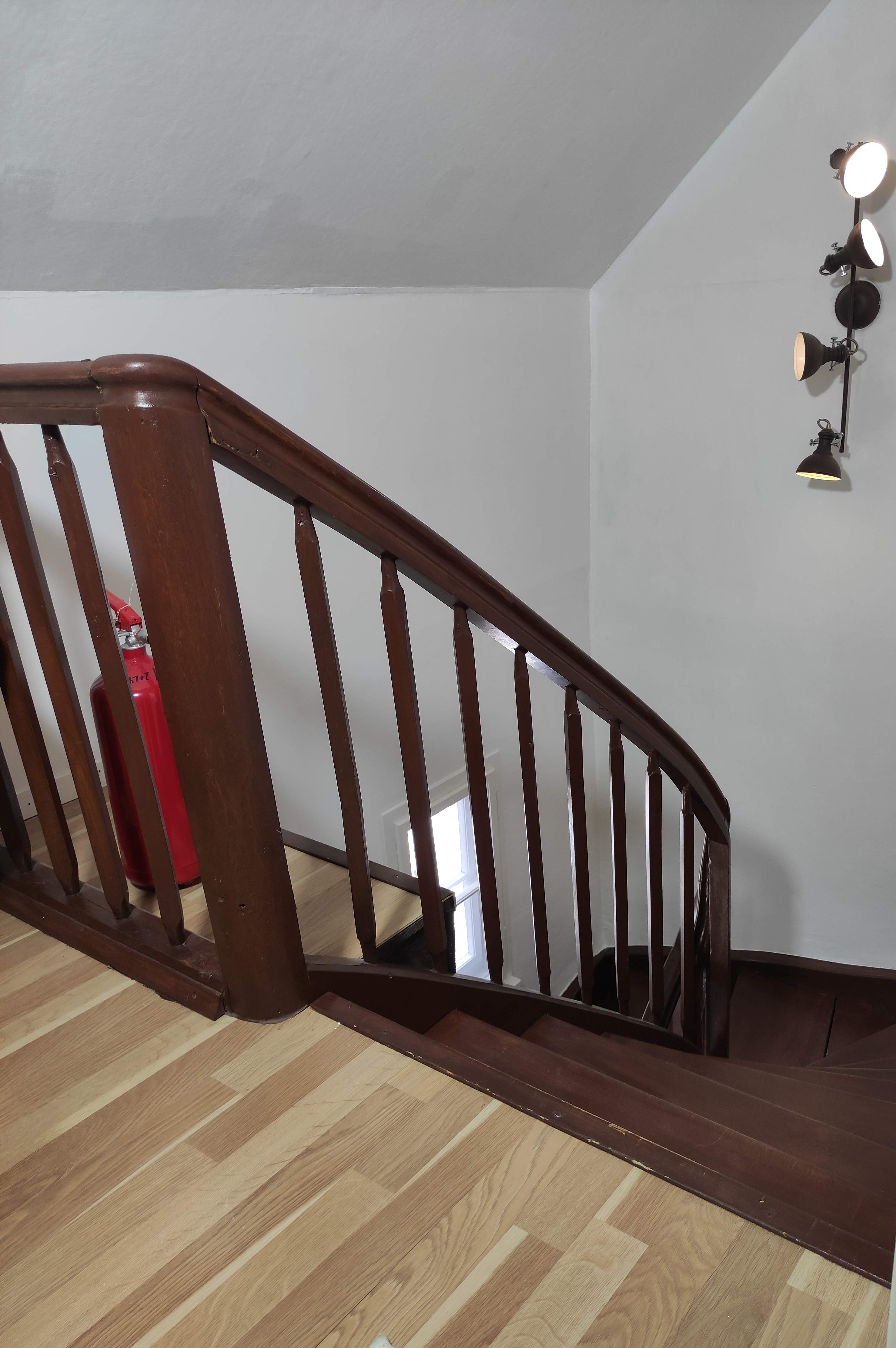 Monteur-Zimmer - Zimmerarten: Einzelzimmer - Österreich - Stiegenhaus mit Holztreppe - Apartment ANNA mit Ladestation für E-Autos