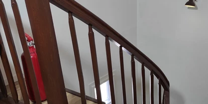Monteur-Zimmer - Österreich - Stiegenhaus mit Holztreppe - Apartment ANNA mit Ladestation für E-Autos