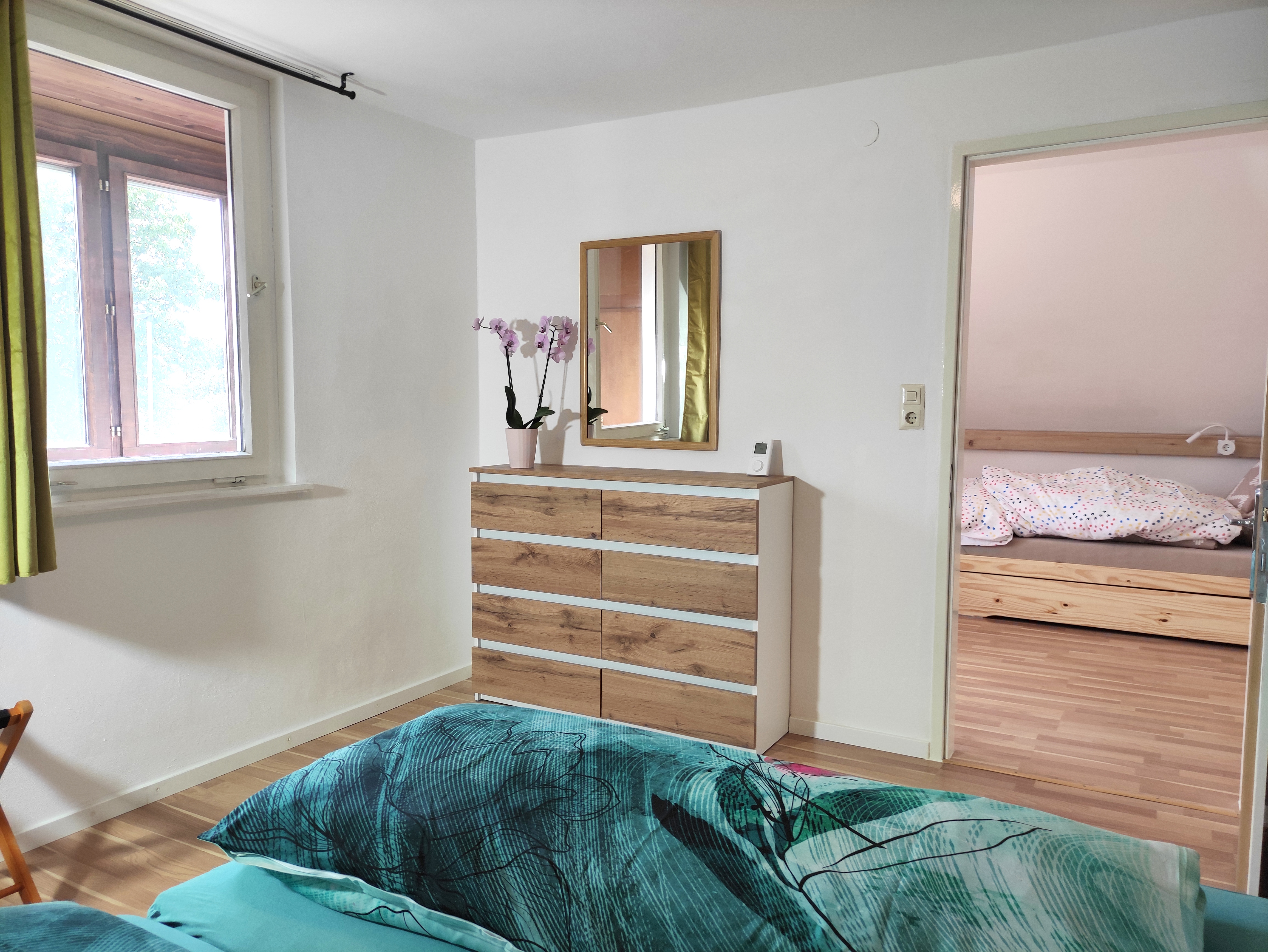 MonteurZimmer: Doppelbettzimmer mit Kommode - Apartment ANNA mit Ladestation für E-Autos