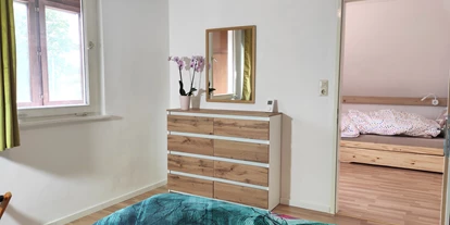 Monteur-Zimmer - Österreich - Doppelbettzimmer mit Kommode - Apartment ANNA mit Ladestation für E-Autos