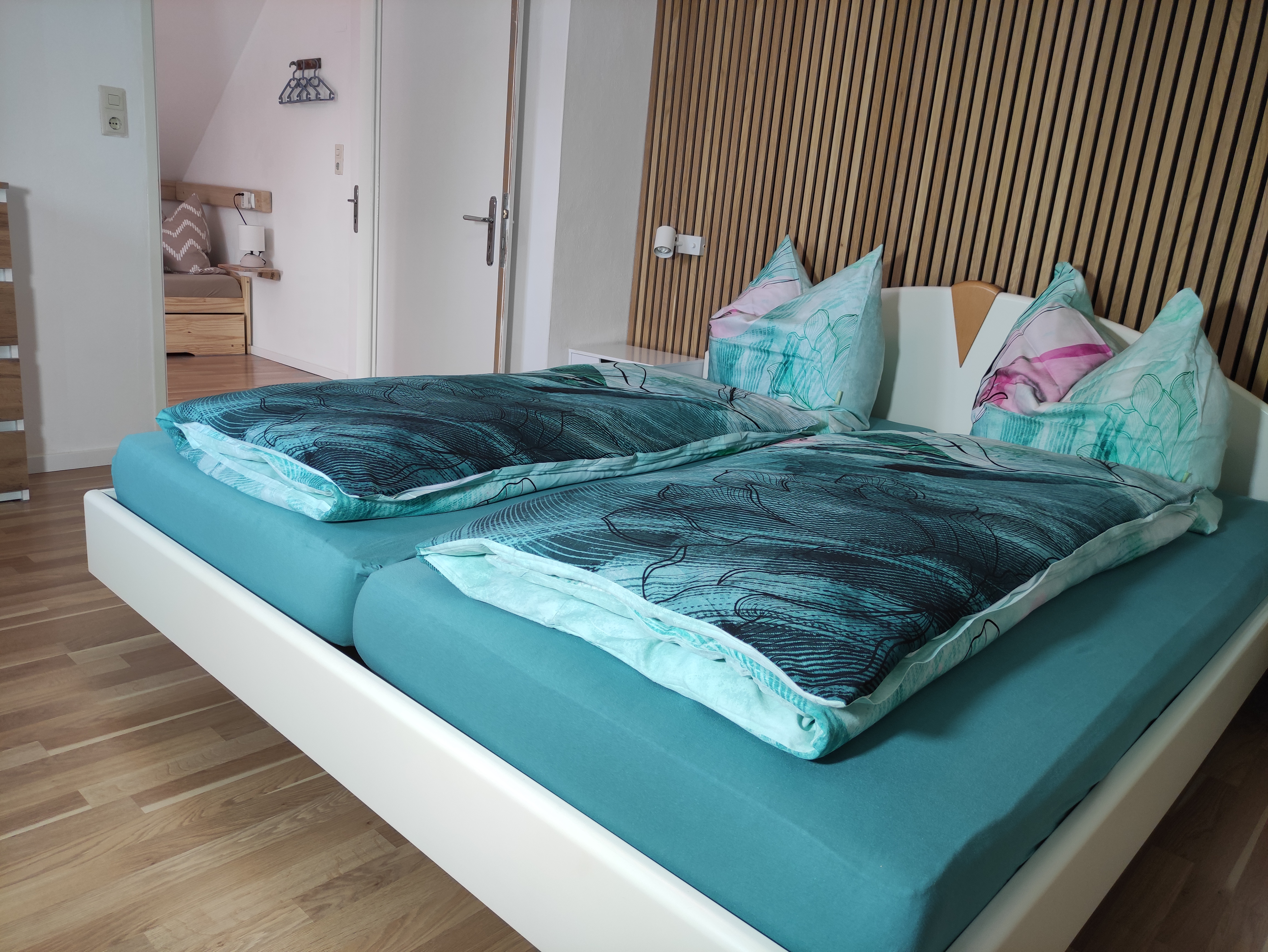 MonteurZimmer: Schlafzimmer mit Doppelbett - Apartment ANNA mit Ladestation für E-Autos