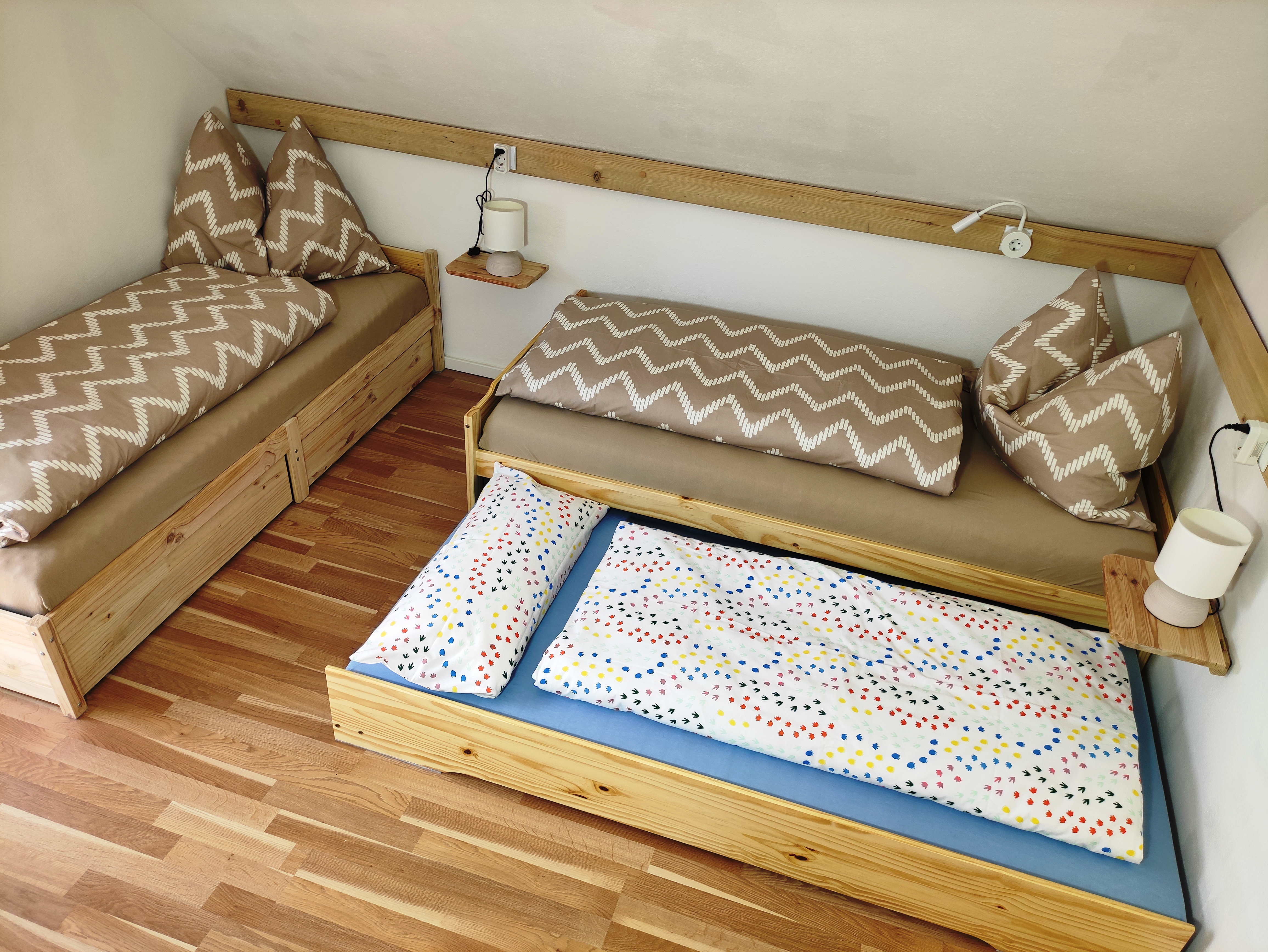 MonteurZimmer: Schlafzimmer 2 mit 3 Einzelbetten - Apartment ANNA mit Ladestation für E-Autos