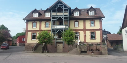 Monteur-Zimmer - Ronneburg (Main-Kinzig-Kreis) - https://monteur-zimmer.info/img/53386/monteurzimmer-ferienwohnung-wohnglück-im-gasthaus-zur-krone-53411.jpg?h=773&w=1160 - Ferienwohnung "Wohnglück" im Gasthaus "Zur Krone"