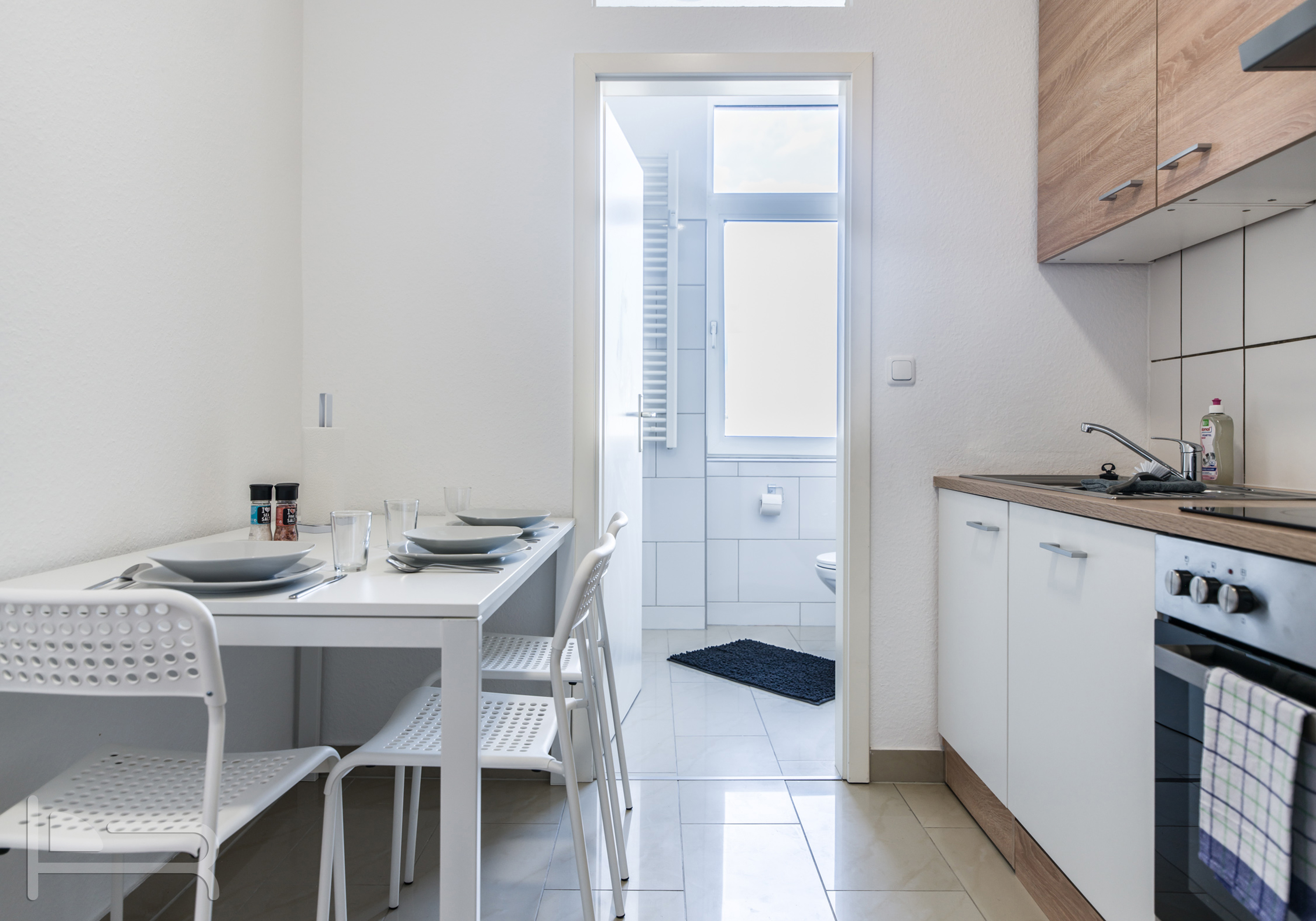 Monteur-Zimmer - Balkon - Voll ausgestattete Küche mit Essbereich - Wohnungen in Frankfurt am Main, Offenbach, Bad Vilbel und Umgebung in 63065 Offenbach am Main                            