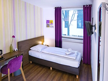 MonteurZimmer: https://u.jimcdn.com/cms/o/sb44e5c030e957ed3/userlayout/img/zimmer-5-3.jpg?t=1709087729 - Hirsch Hotel Hanau