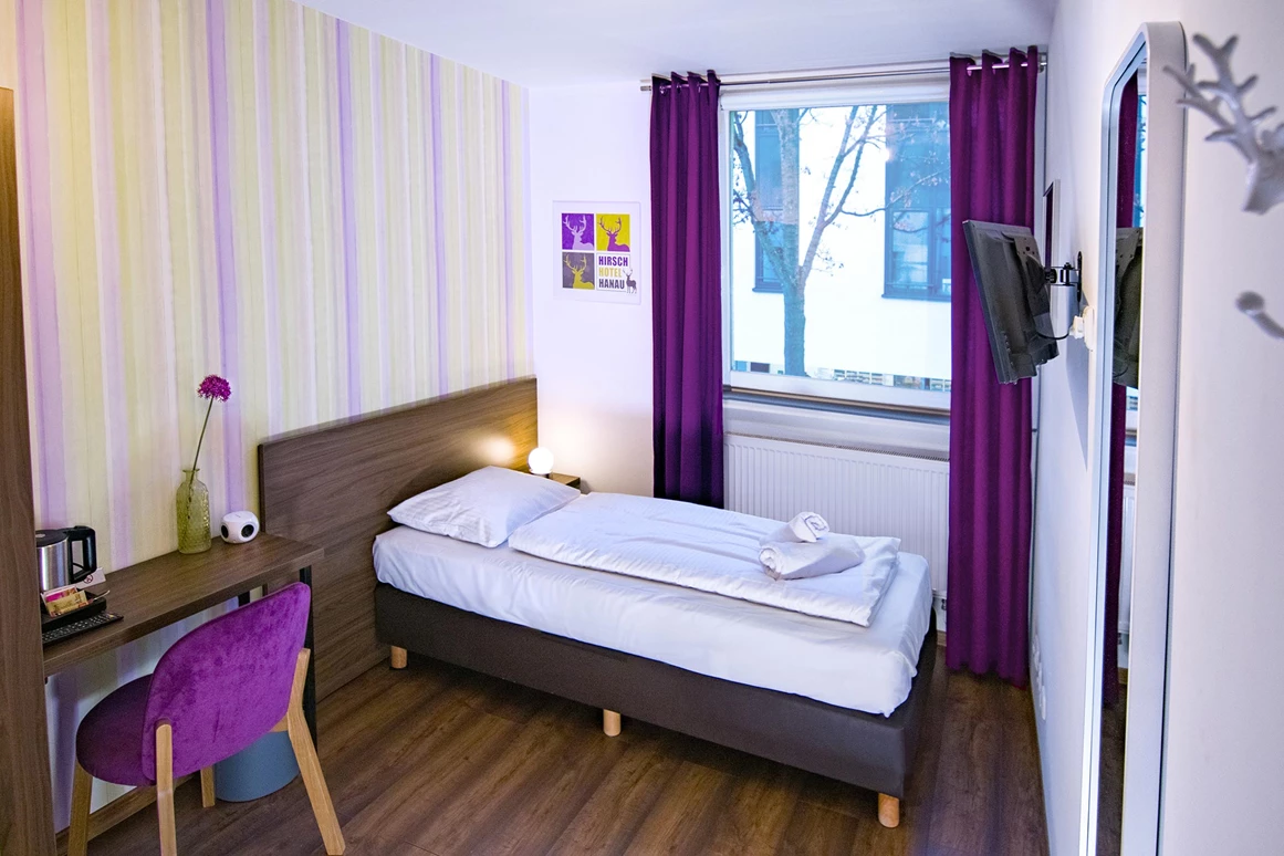 MonteurZimmer: https://u.jimcdn.com/cms/o/sb44e5c030e957ed3/userlayout/img/zimmer-5-3.jpg?t=1709087729 - Hirsch Hotel Hanau