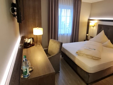 MonteurZimmer: https://haus-anna-an-der-stadtmauer.de/wp-content/uploads/2020/06/Haus-Anna-Fr%C3%BChst%C3%BCcksraum.png - Haus Anna an der Stadtmauer