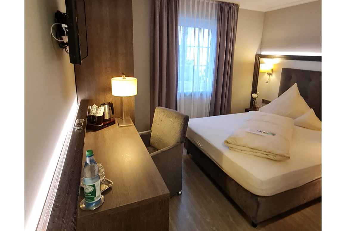 MonteurZimmer: https://haus-anna-an-der-stadtmauer.de/wp-content/uploads/2020/06/Haus-Anna-Fr%C3%BChst%C3%BCcksraum.png - Haus Anna an der Stadtmauer