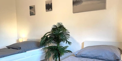 Monteur-Zimmer - Maintal - https://www.deutschland-monteurzimmer.de/uploads/16782/17376379196792401f3db3d.jpg - Ferien- und Monteurwohnung Hanau - Parkplatz, Küche, 3 Schlafzimmer in 63457 Hanau