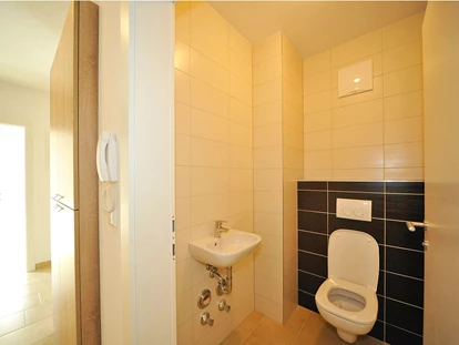 Monteur-Zimmer - Österreich - 90+ Monteurzimmer in Leoben, Einzelbetten, Parkplätze, WIFI, Küchen
