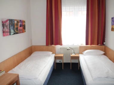 MonteurZimmer: https://tripinn-hotels.com/wp-content/uploads/2019/02/IMG_6219-450x300.jpg - Hotel Römerhof by Trip Inn