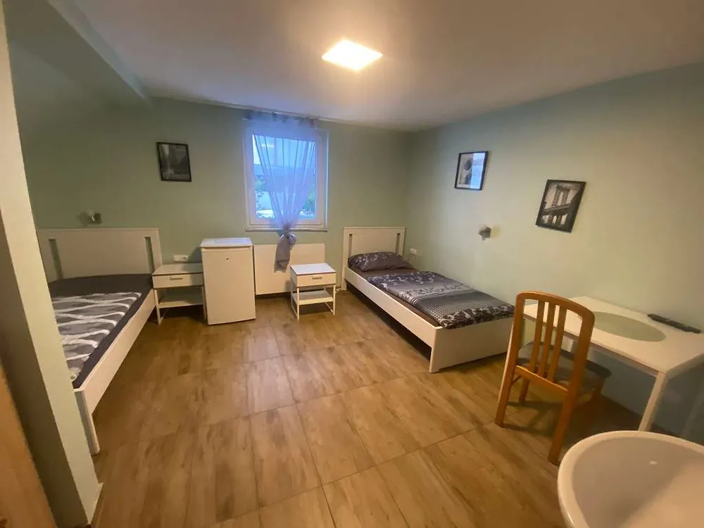 Monteur-Zimmer - Parkplatz: eigener Parkplatz für PKW vorhanden - Steyr - The RoomCenter e.U.