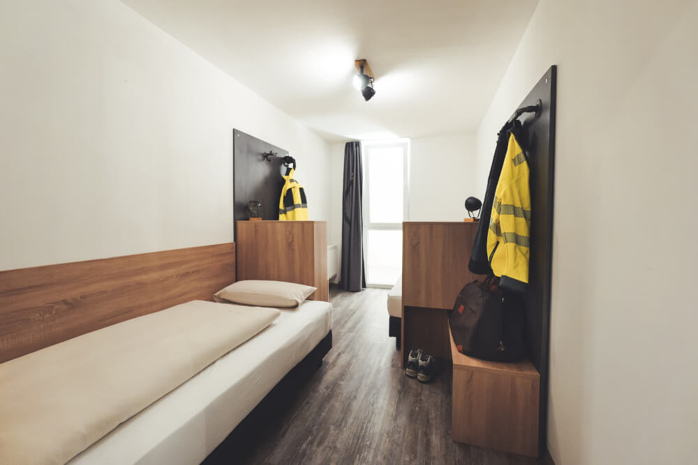 Monteur-Zimmer - Fernseher - Baden-Württemberg - Zimmer im 6-Personen Apartment - Hotel Das-Schlafwerk Stuttgart Nord (Münchingen) digitales Hotel in 70825 Korntal-Münchingen