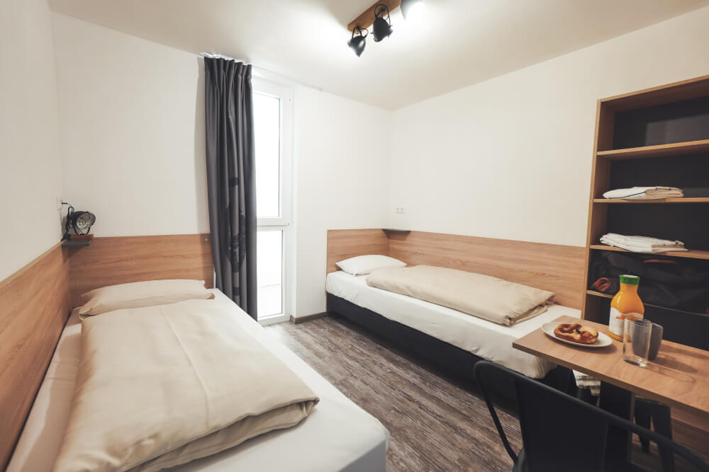 Monteur-Zimmer - Fernseher - Baden-Württemberg - klassisches Hotelzimmer für 2 Personen - Hotel Das-Schlafwerk Stuttgart Nord (Münchingen) digitales Hotel in 70825 Korntal-Münchingen