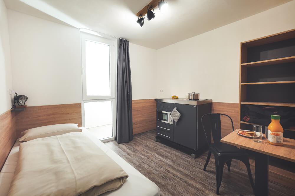 Monteur-Zimmer - Fernseher - Baden-Württemberg - Ein-Personen-Apartment mit kleiner Küche - Hotel Das-Schlafwerk Stuttgart Nord (Münchingen) digitales Hotel in 70825 Korntal-Münchingen